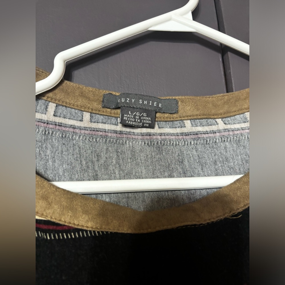 Women’s Large Half Sleeve Aztec Blouse  🏷️🏷️FREE W/ $10 PURCHASE